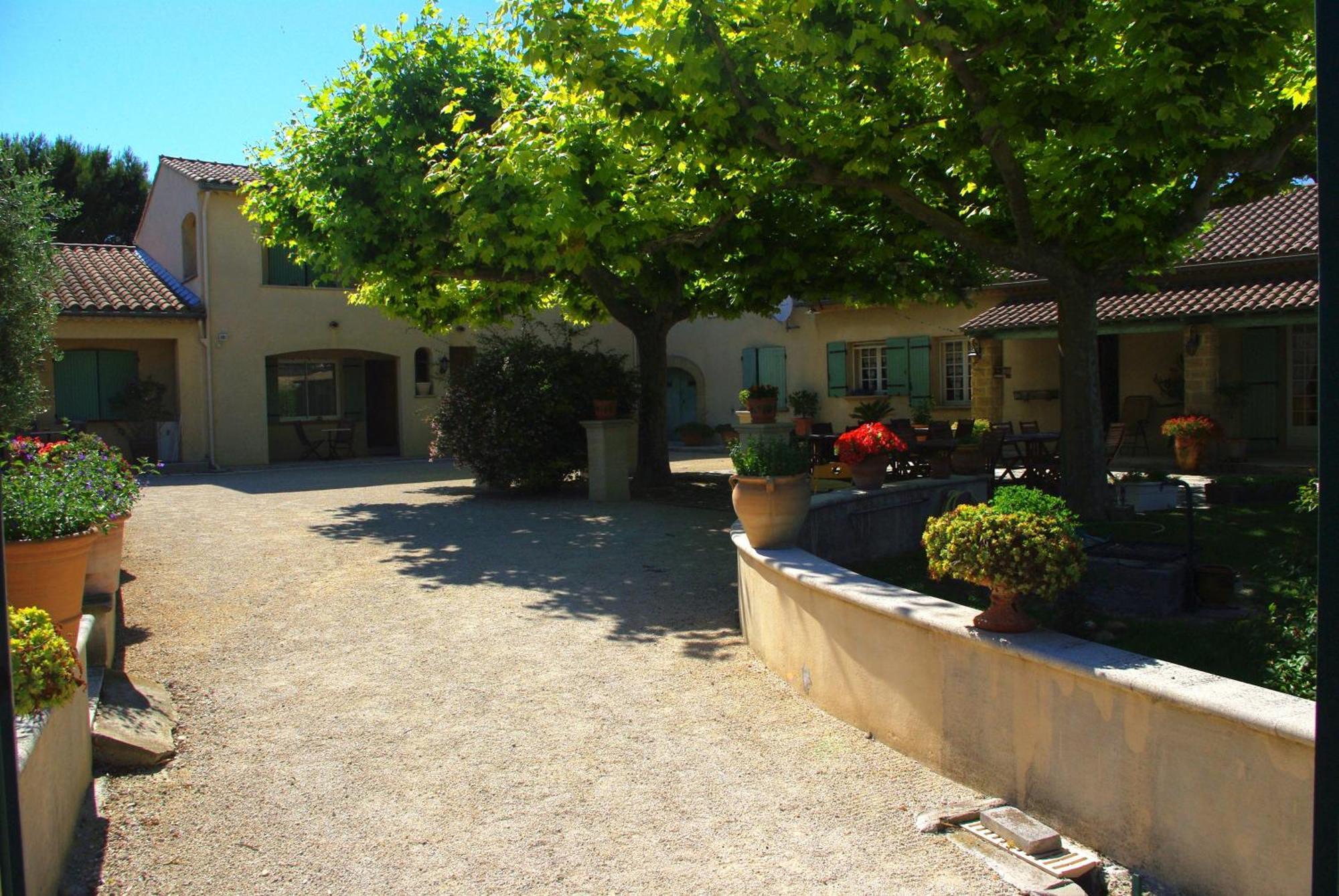 Le Mas De L'Amandier Bed & Breakfast Saint-Saturnin-les-Avignon Ngoại thất bức ảnh