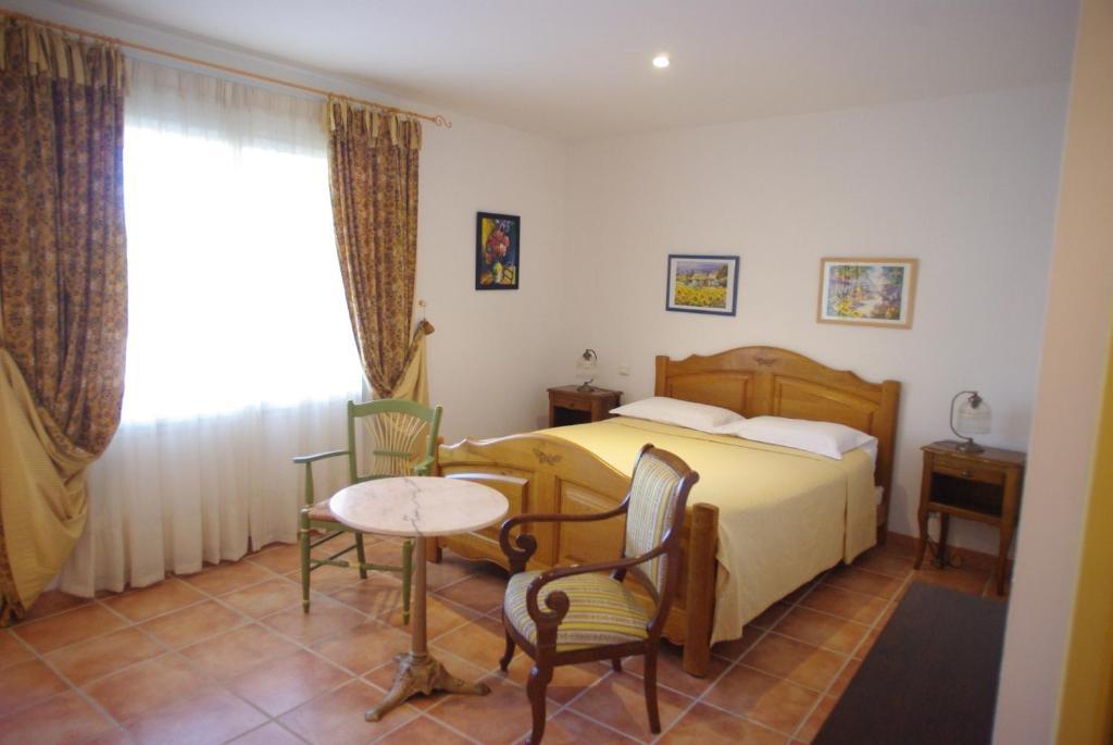 Le Mas De L'Amandier Bed & Breakfast Saint-Saturnin-les-Avignon Phòng bức ảnh